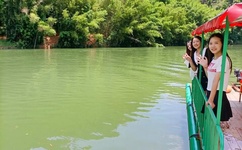 边走边撞水流了一地的水是什么歌